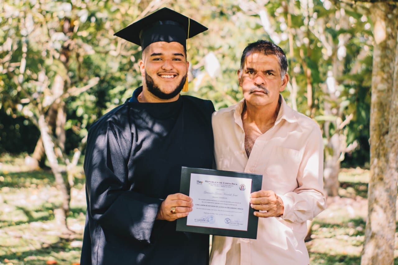 Bailando y saltando una gran canción roquera de los años setentas, con el ataúd en los hombros, amigos y compas del trabajo despidieron a don Adrián Granados Núñez, un taxista informal que amó hasta su último día al Club Sport Cartaginés. En la foto con el hijo, Kendall Granados
