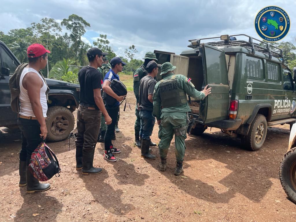 Autoridades policiales intervienen dos cuarterías utilizadas por mineros ilegales en Crucitas. Foto MSP.