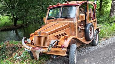 Don Melvin se armó su sueño: construyó un carro de madera y lo pasea por todo el país