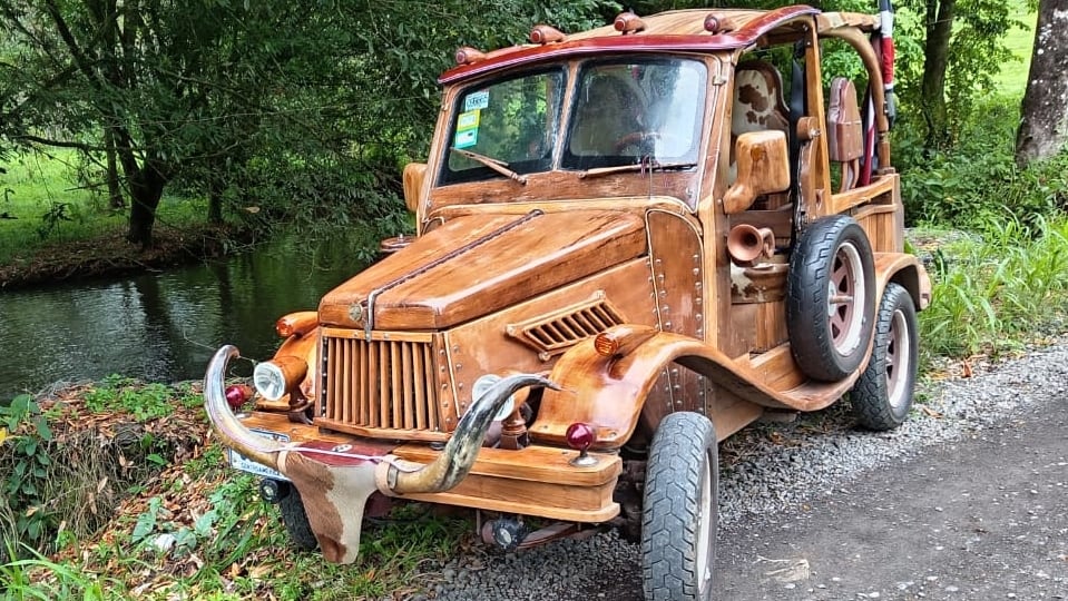 Don Melvin Cerdas Masís siendo niño siempre tuvo un sueño. Un sueño de esos que la vida le deja a uno guardado en el corazón como una semillita. Ya adulto él se encargó de hacer germinar esa semillita en forma de madera, martillo y pura pasión