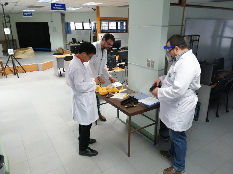 Coronavirus UCR suda la gota gorda haciendo protectores faciales para hospitales