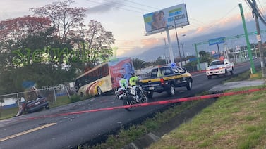 Violento choque entre un bus y un automóvil cobra una vida