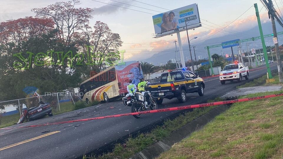 El choque entre un bus y un carro fue reportado a las 4:54 a.m. de este domingo 28 de enero, 50 metros norte del Walmart en Los Lagos de San Francisco de Heredia, dejó a un hombre fallecido. Foto: Tomada de Yamba Radio