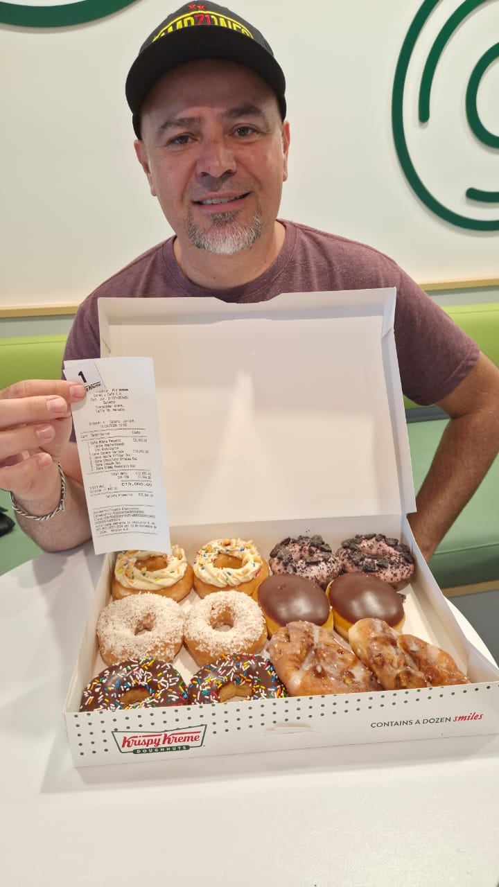 José Rodríguez Zumbado fue el primer cliente en la primera tienda en el nuevo estadio Rosabal Cordero.