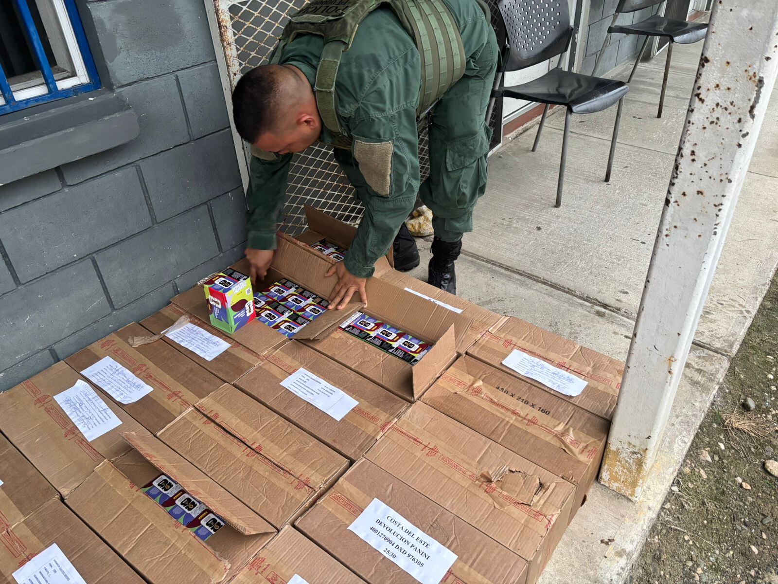 Los hombres transportaban la mercadería dentro de un vehículo.