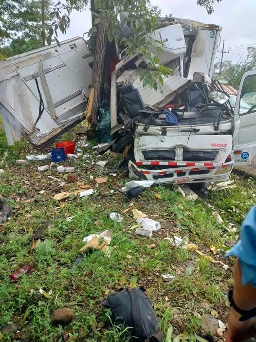 Hombre muere en choque de camión contra árbol en Orotina. Foto Facebook.