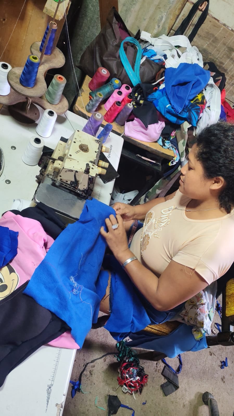 Jorleny Espinoza nació en Nicaragua y hace nueve años se vino para Costa Rica. Ahora tiene un tallercito de costura.