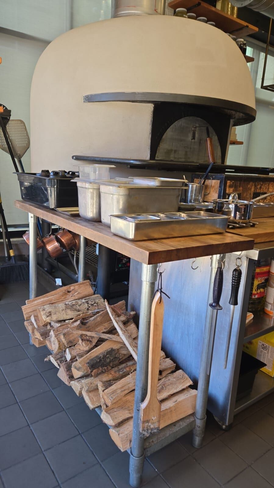 Byron Gómez Chacón, un herediano de la pura cepa, pero con sangre nicoyana corriendo por sus venas, es el primer costarricense en la historia que logra ganarse, en setiembre pasado, a puro esfuerzo una “Estrella Michelín”,