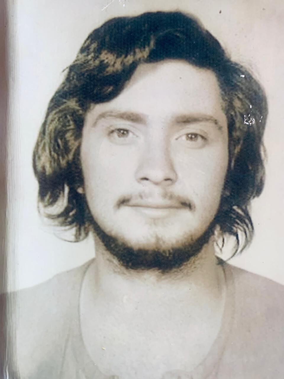 El piloto Francisco Eduarte González, de 29 años, murió el 25 de noviembre de 1983 en un accidente aéreo en cerro Nimarí en la Fila Matama en Limón. Foto: Cortesía Fabiola Campos para La Teja