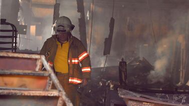 Incendio en San Pedro: Bomberos regresan al edificio por alerta de reinicio de fuego