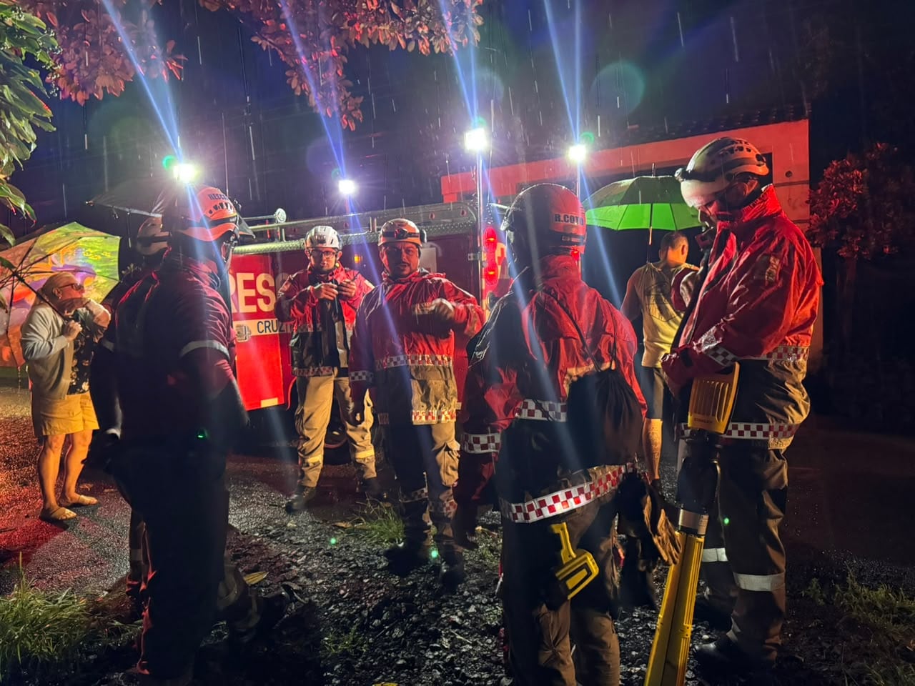 Barro y escombros obstruyen la salida de 21 personas que se encontraban en un local en Bolívar de Grecia, en Alajuela
