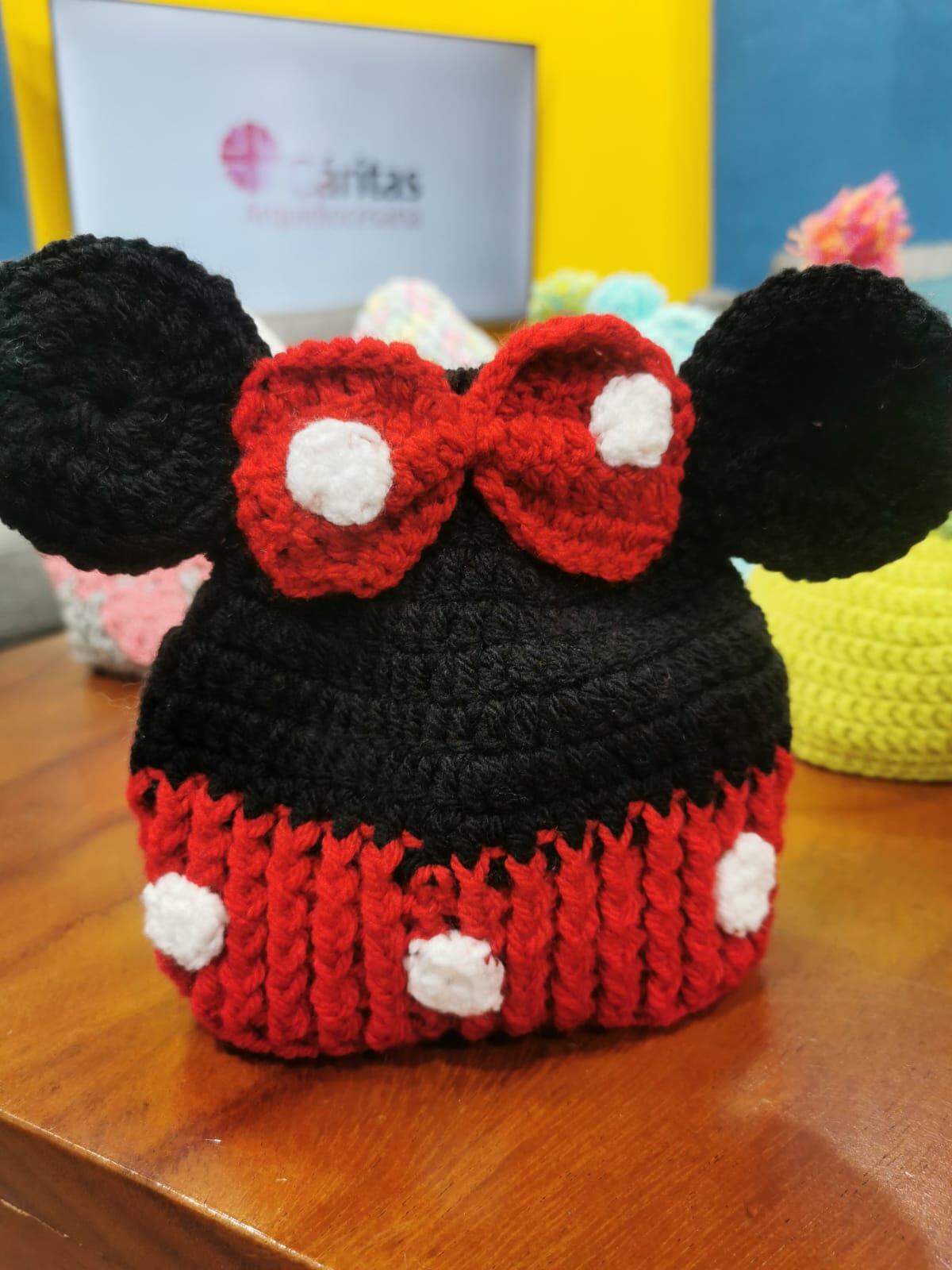 Gorritos donados al hospital de Niños por Cáritas