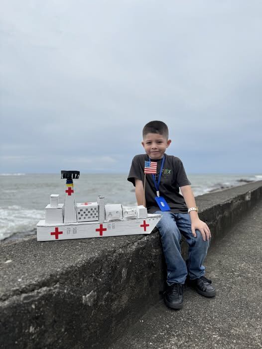 Niño tico hizo una réplica de buque de Estados Unidos