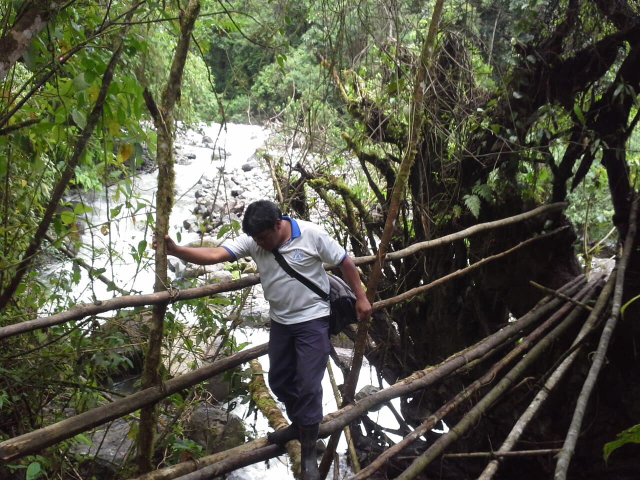 El ATAP, Edwin Herrera, junto a otros nueve asistentes técnicos de atención primaria (ATAPS) de la Caja recorren a pie la zona indígena Chirripó, que se extiende a lo largo de 96.000 hectáreas