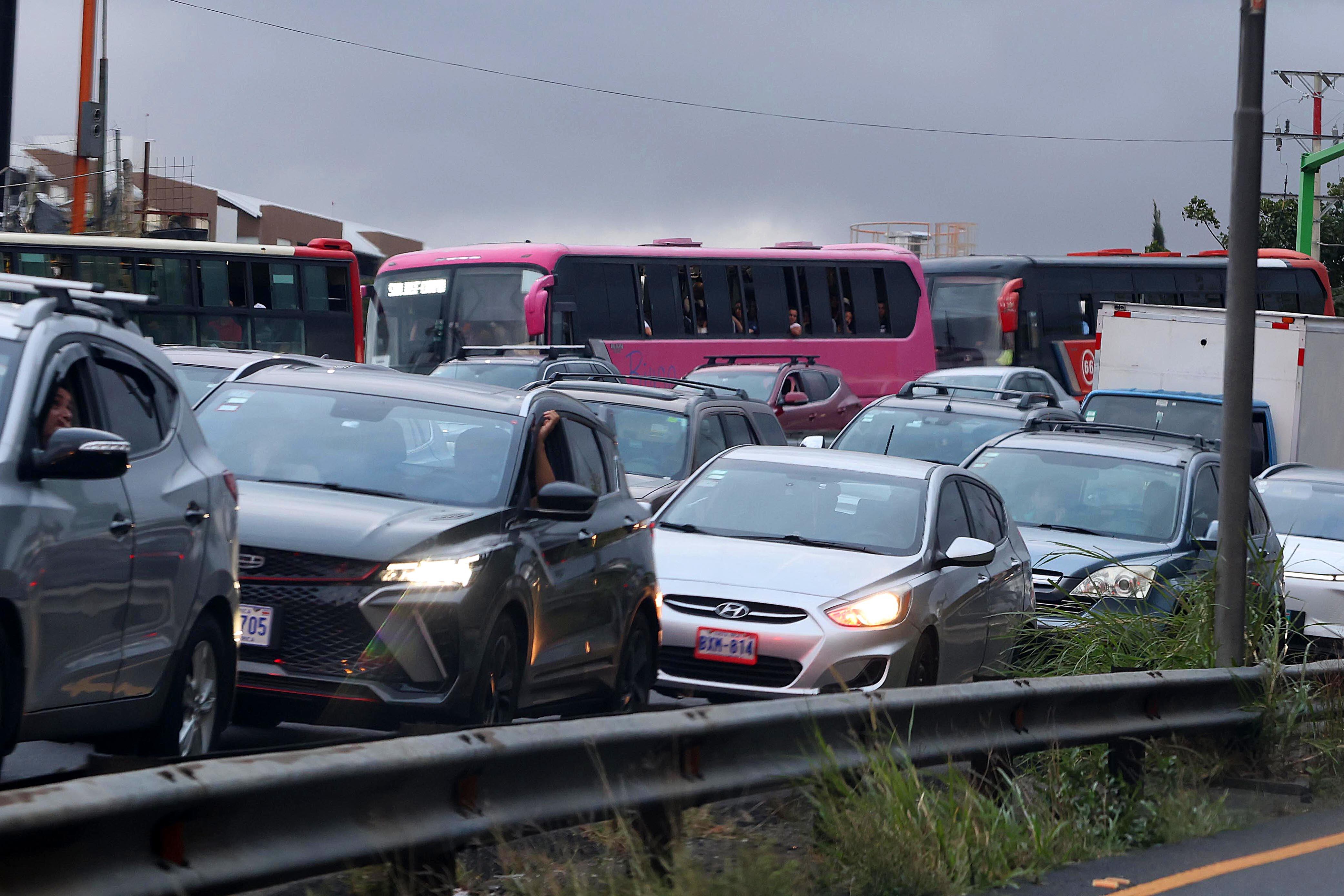 25/04/2024 Autopista General Cañas. Los usuarios de autobuses deben pasar horas en las unidades que se pegan en las presas y que, además, terminan siendo parte de ellas. Sobre todo en horas pico el tránsito se vuelve tremendamente denso y sufren las consecuencias conductores y pasajeros por igual. Foto: Rafael Pacheco Granados