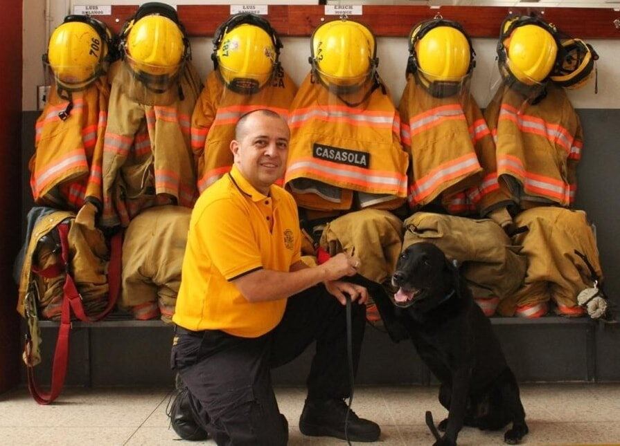Erik Monge, bombero de la unidad canina de la estación de Tibás.