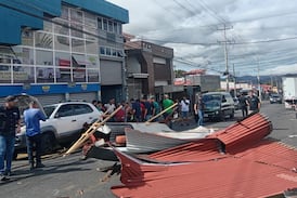 Techo sale volando por fuertes vientos y deja a un hombre gravemente herido en Grecia