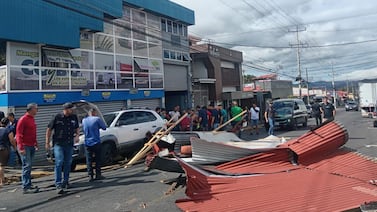 Techo sale volando por fuertes vientos y deja a un hombre gravemente herido en Grecia