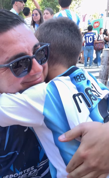 A Elías Alvarado no le quedó más que consolar a su pequeño Saúl al terminar la final del Mundial 2026.