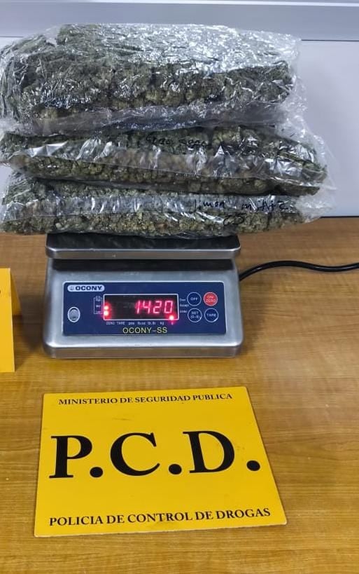 Las autoridades encontraron droga en los paquetes marihuana