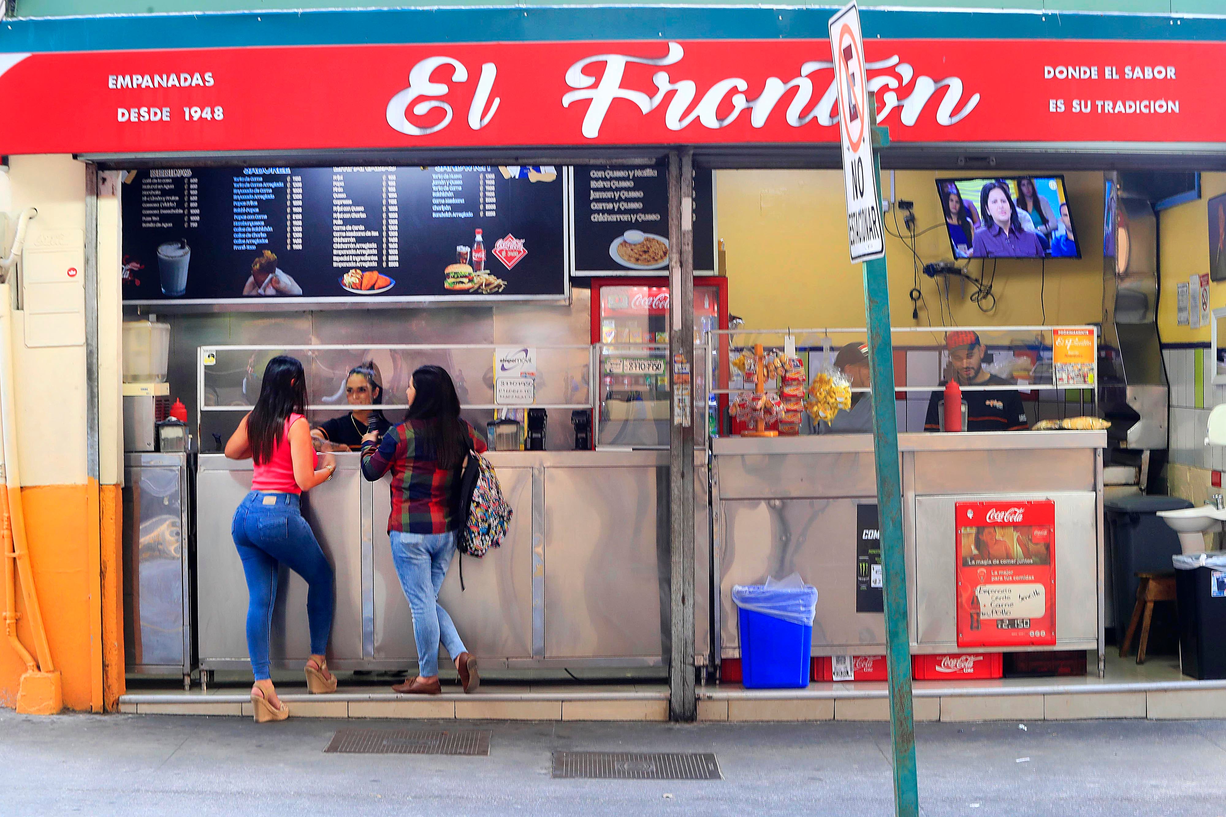30/08/2023 San José. Soda El Frontón, frente al costado sur del OIJ, y su especialidad las empanadas, se mantiene vigente desde 1948. Aunque preparan casi todo tipo de comidas rápidas, sin duda son las empanadas su carta de presentación. Son tan buenos que muchos llegan, las piden y ahí mismo en la acera, de pie, las degustan.