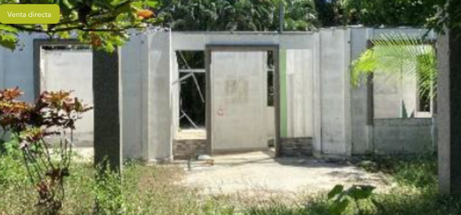 Lote con construcción en Corredores