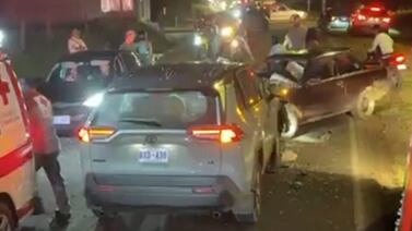 Violento choque frontal de dos carros deja dos heridos de gravedad