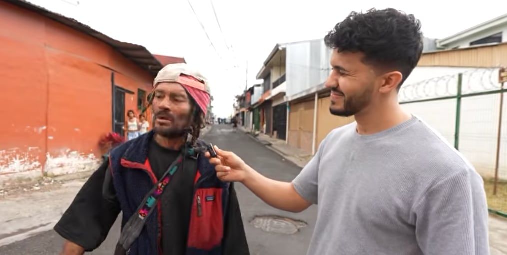 Pintor Roberto Cantillo fue quien compró la camiseta de Araya Vlogs