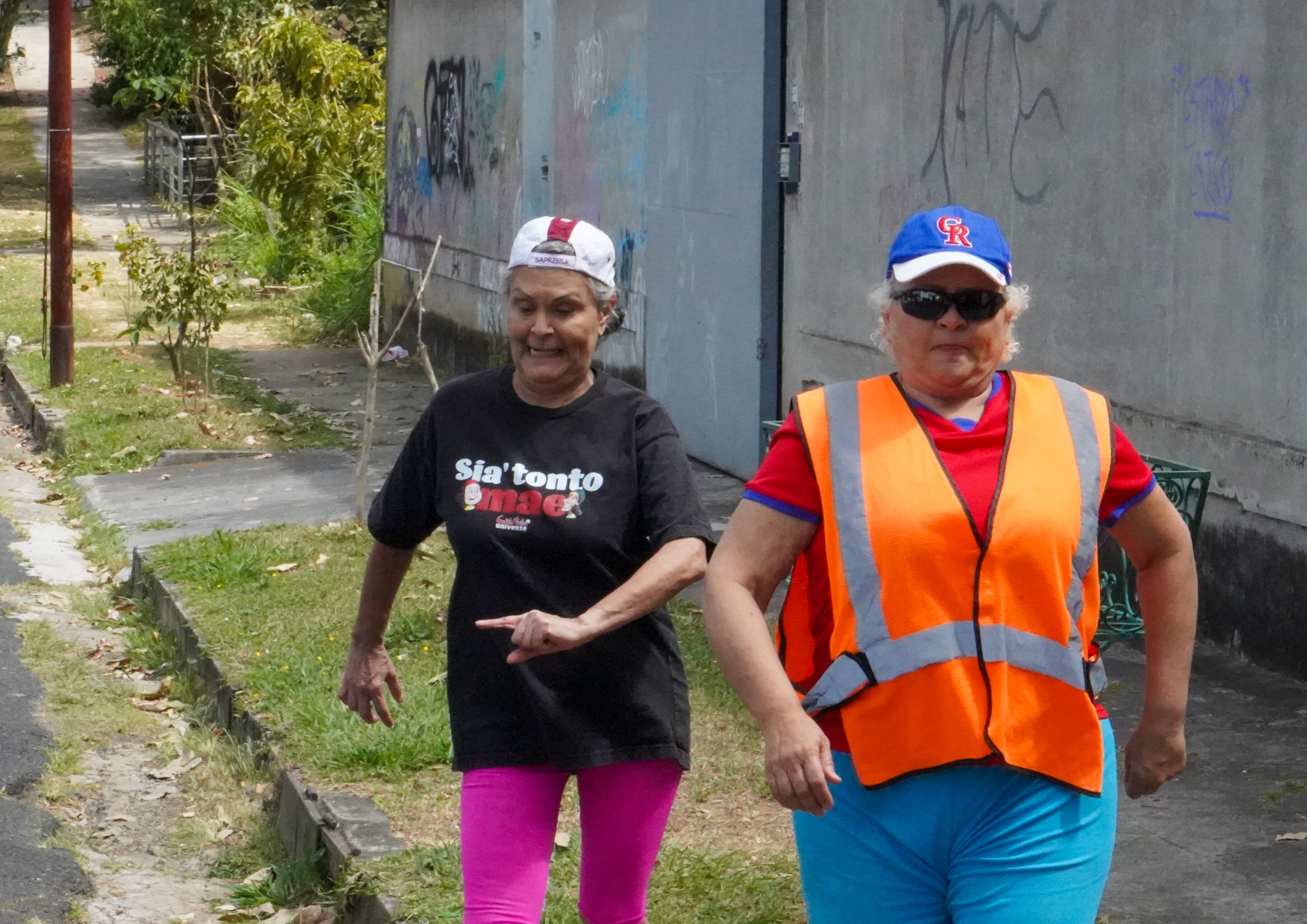María Torres y Marcia Saborío interpretando a las cuidacarros en Caras vemos.