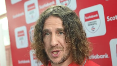 Foto junto al exfutbolista español Carles Puyol hizo reflexionar al periodista Maynor Solano