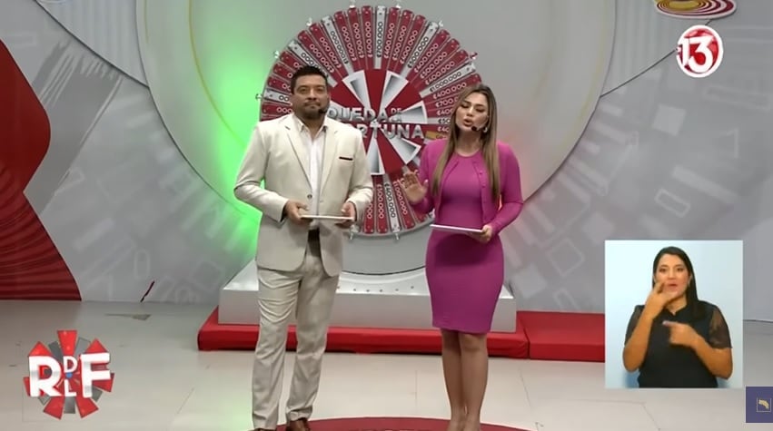 Desde el 5 de agosto del 2023, el programa de 'La Rueda de la Fortuna' se transmite por canal 13, y es presentado por Melissa Durán y Arie García. Foto: Captura de pantalla