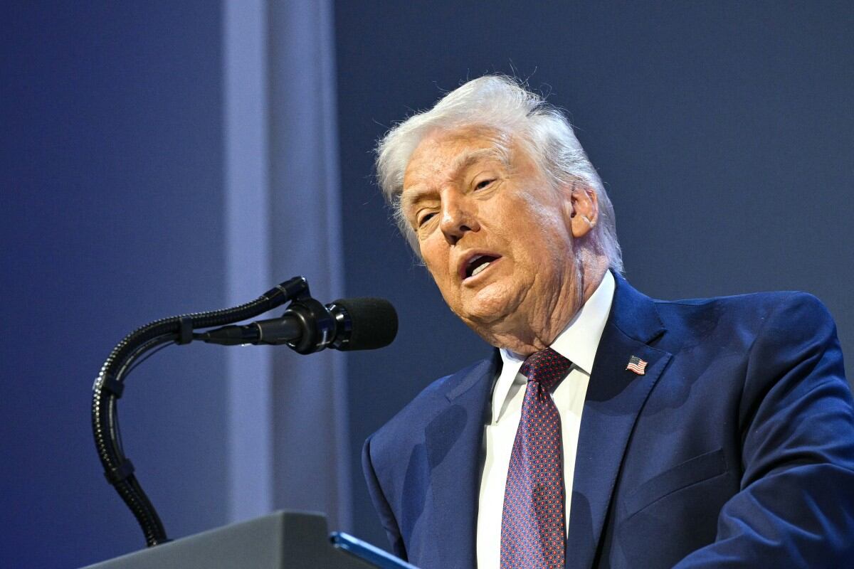 Salud de Trump causa alarma por inquietante foto en Davos.