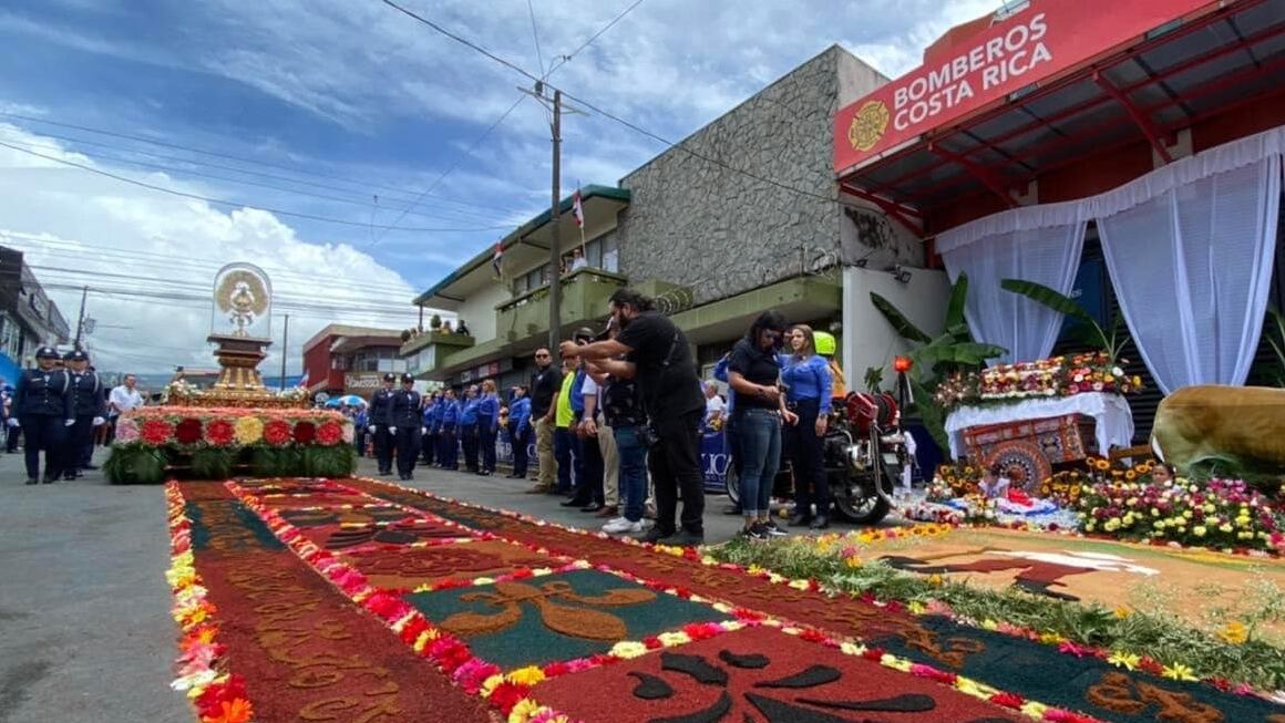 Desde altas horas de la noche de este sábado, decenas de personas de las diferentes parroquias de la provincia, así como miembros de la Fuerza Pública y Bomberos, trabajaron en la elaboración de las tradicionales y coloridas alfombras para la Pasada de regreso de la Virgen de los Angeles a la Basílica. Aserrín y brosa del café coloreados, rosas, pomas, yerberas, helechos, claveles, entre otros, fueron la materia prima para adornar con bellos diseños el trayecto de la procesión, actividad que no se realizó los últimos dos años debido a la pandemia.