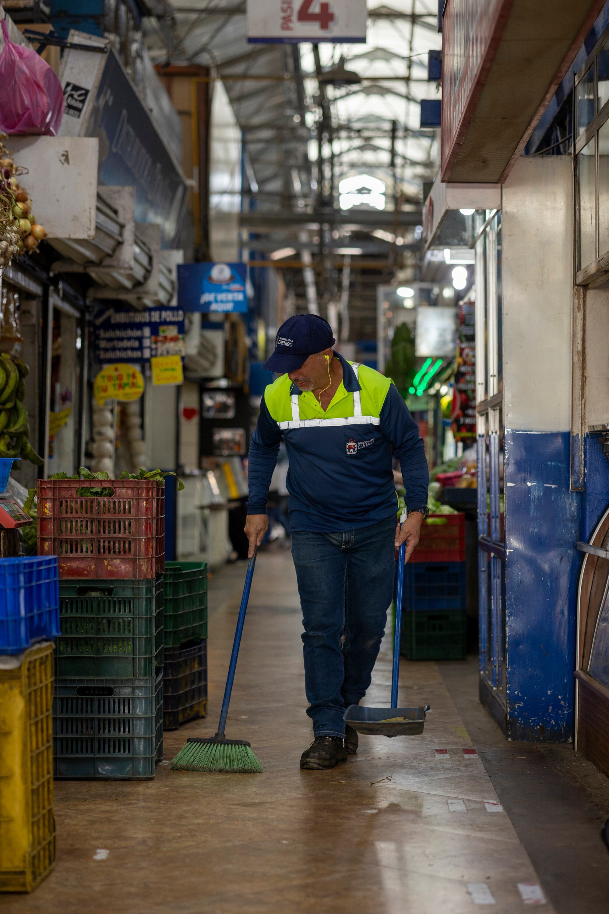 18/02/2025, Cartago, recorrido alrededor del mercado central, para encontrar trabajadores para la sección Héroe Anónimo.