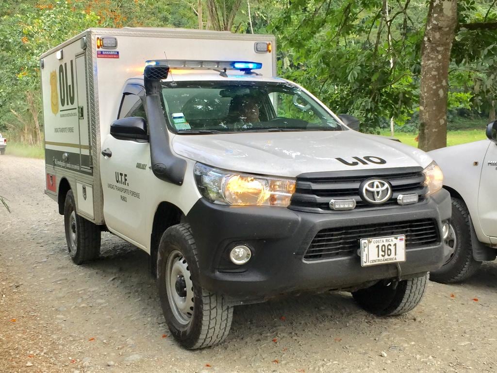 Avanzada la tarde de este miércoles las unidades de transporte forense seguían en la finca Los Pintos, donde ocurrió el mayor homicidio múltiple desde 1986. Foto: Raúl Cascante.