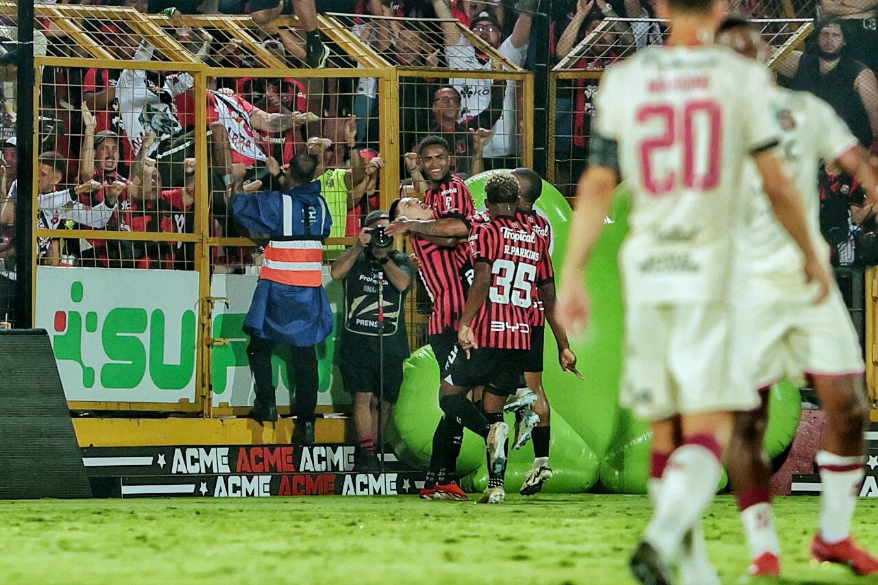 19/10/2025/ Juego entre Liga Deportiva Alajuelense vs Deportivo Saprissa por la jornada 13 del torneo apertura de la Liga Promerica en el estadio Alejandro Morera Soto / foto John Durán
