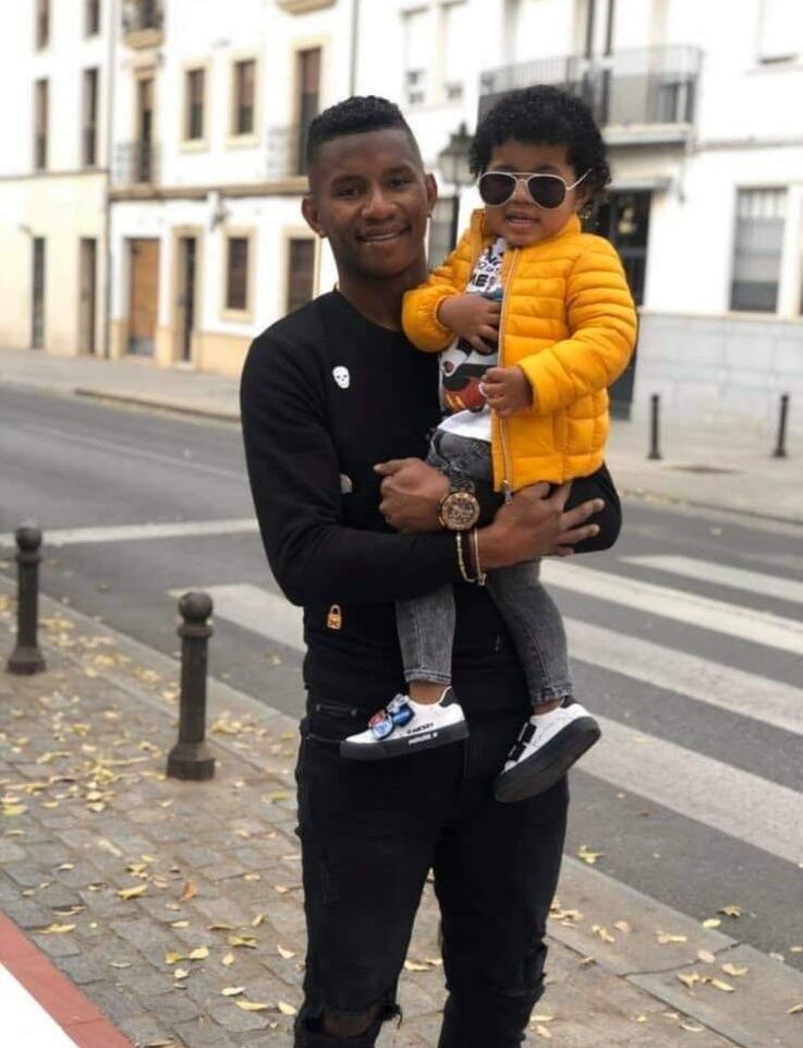 El jugador del Deportivo Saprissa, Fidel Escobar y su hijo José Fidel. Facebook.