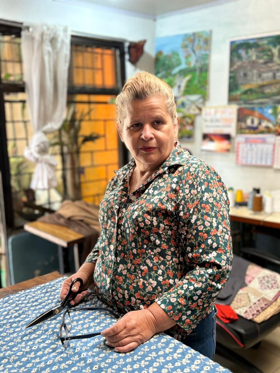 La costurera doña Sión María Cascante Monge, vecina de Aserrí, lleva medio siglo creando con sus manos lo que para muchos es simple ropa, pero que para ella es puro arte.