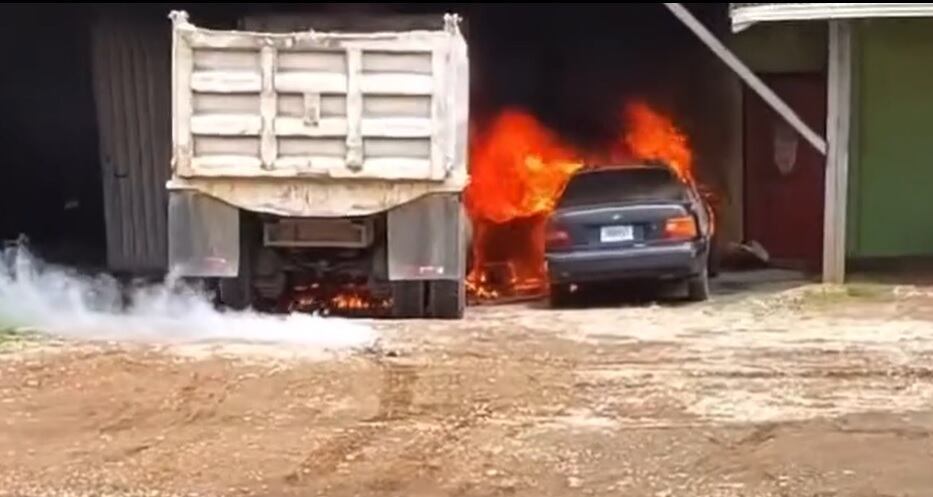 El incendio se desató dentro de una llantera en Hojancha. Foto Guanacaste Informativo.
