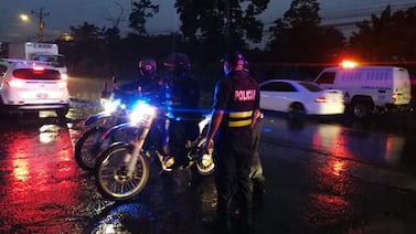 Hombre estaba en la calle cuando le pasaron disparando en las piernas