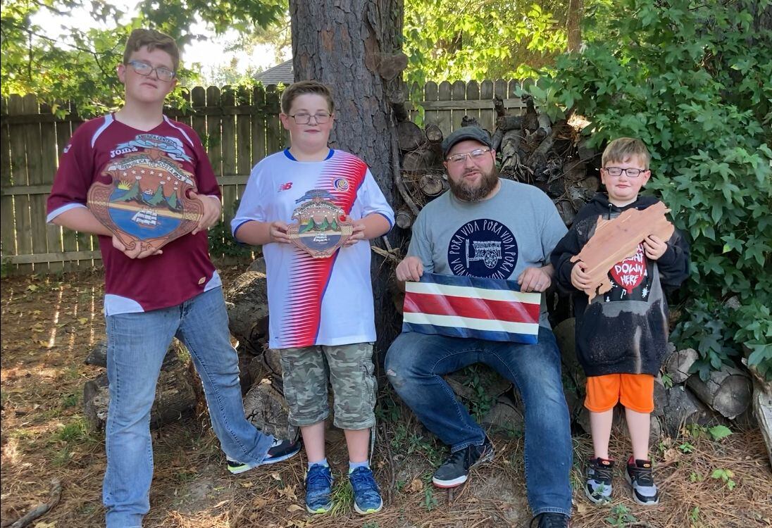 Steven Romero Holdridge, es un tico que vive en Estados Unidos y durante este 2021 descubrió que puede hacer en madera el escudo de Costa Rica.