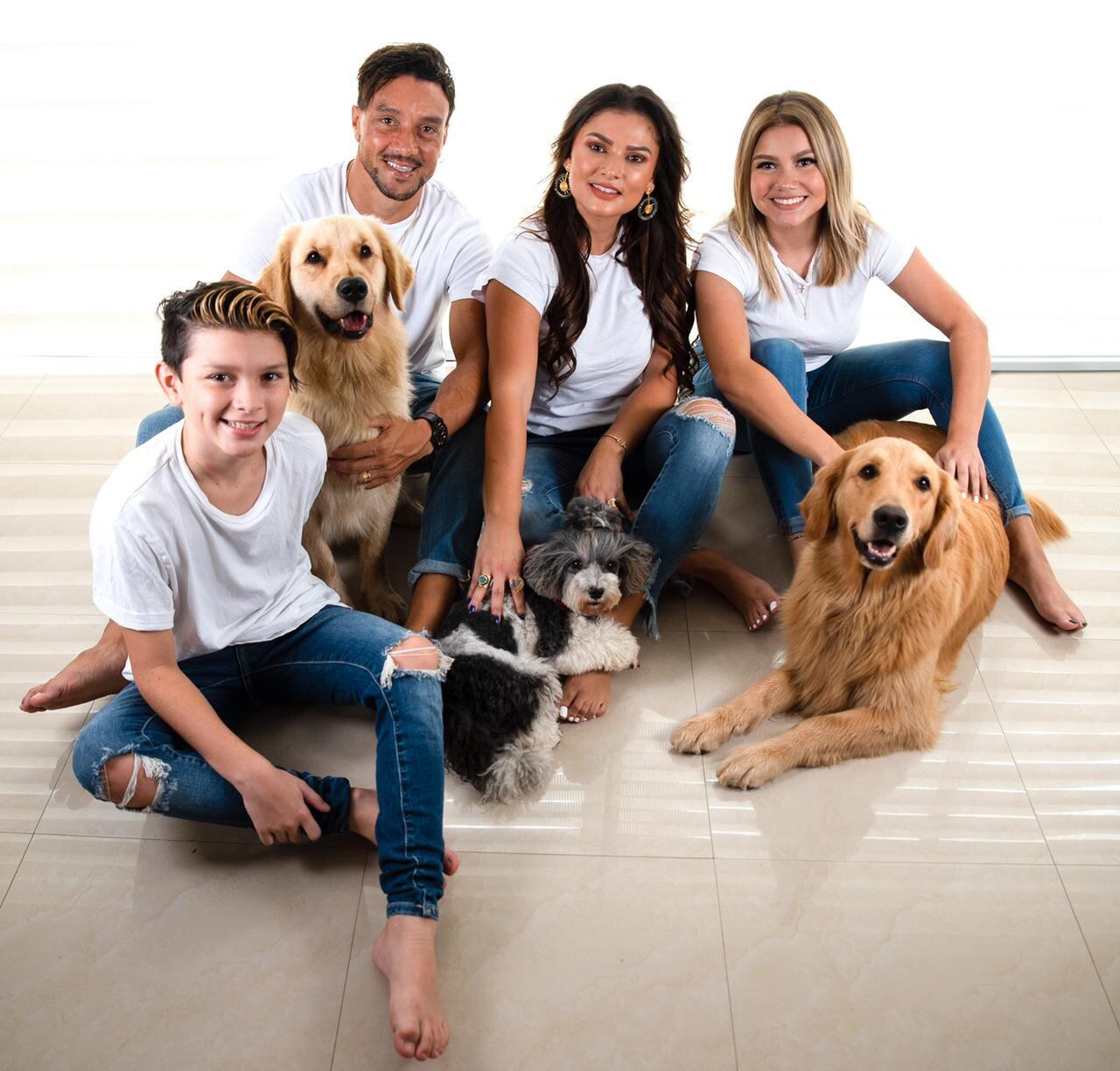 Christian Bolaños y sus perros Mechas, Maya y Kyara. Cortesía.