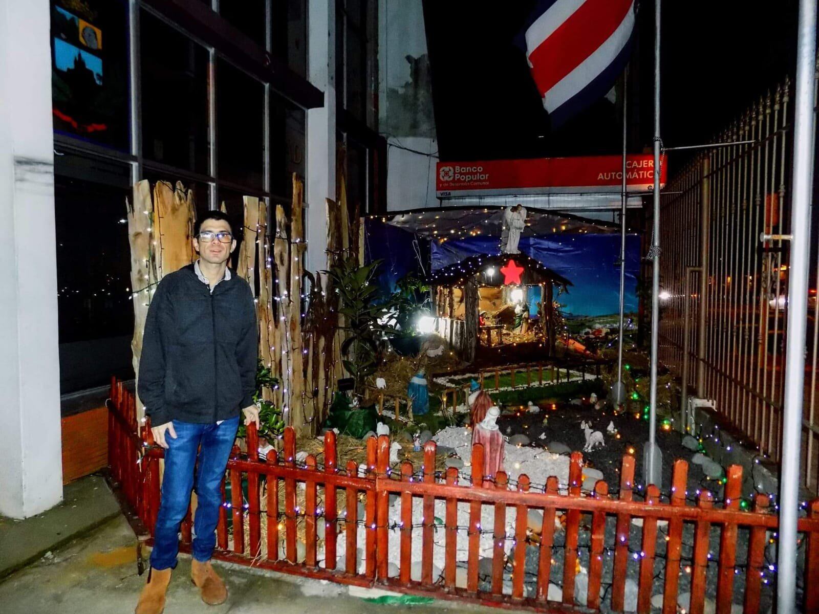 Amor y pasión por la Navidad se convirtieron en un escape para joven con autismo.