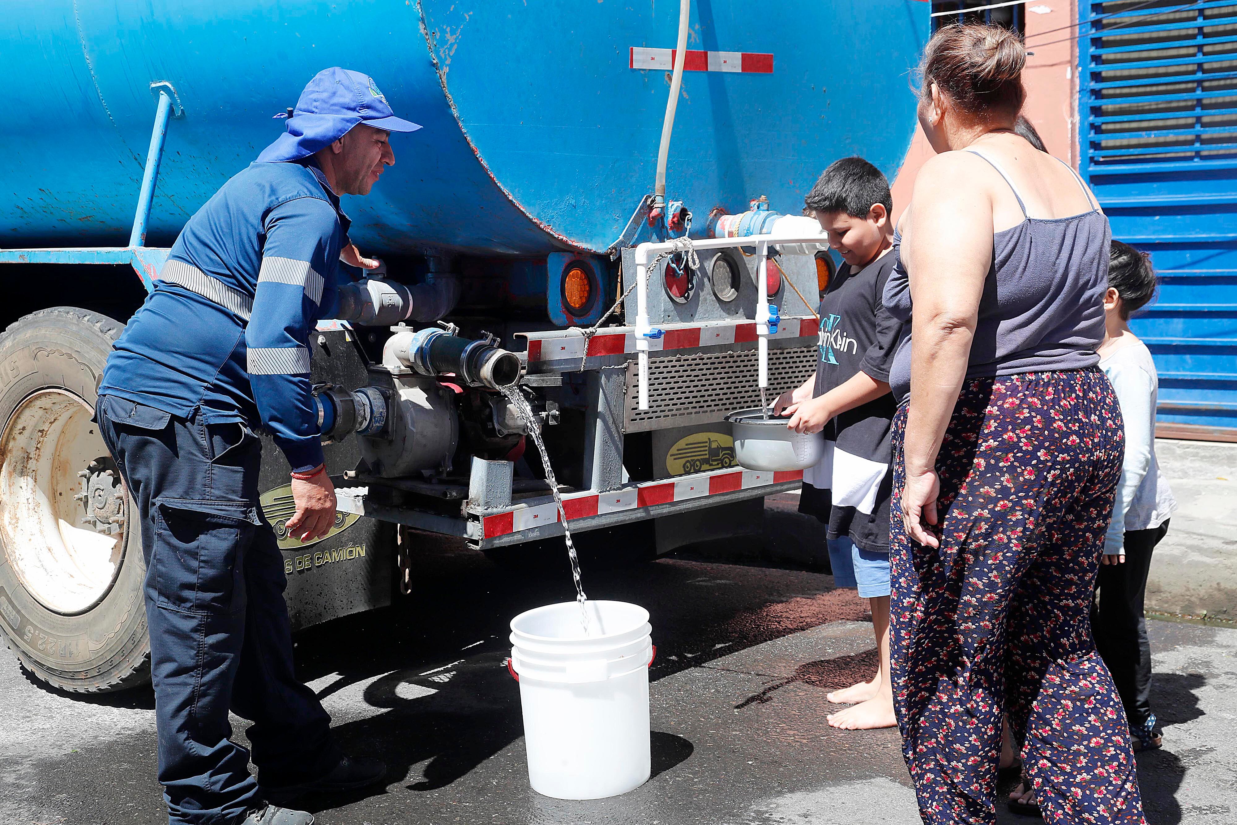 0/01/2024     Cinco Esquinas de Tibás, barrio San Gabriel Sur. Un camión cisterna contratado por Acueductos y Alcantarillados (AyA) repartió agua potable este martes por la mañana. Hombres, mujeres y niños de todas las edades se acercaron botellas, bidones, tarros y ollas para recoger agua ante la crisis que se vive por la contaminación del líquido con algún hidrocarburo hasta ahora desconocido. Foto: Rafael Pacheco Granados