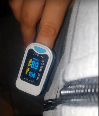 Michelle Ávalos Álvarez es una joven desamparadeña de 23 años, quien asegura que la noche del pasado 5 de octubre fue enviada a su casa en bus a pesar de ser paciente positiva de Covid-19. En la foto la lectura de su oxímetro al momento en que tuvo que irse al centro médico.