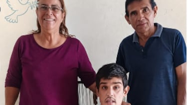 Paseo de Semana Santa terminó en tragedia: cabezal les cayó encima y acusan que tardía atención les arrebató a su hijo