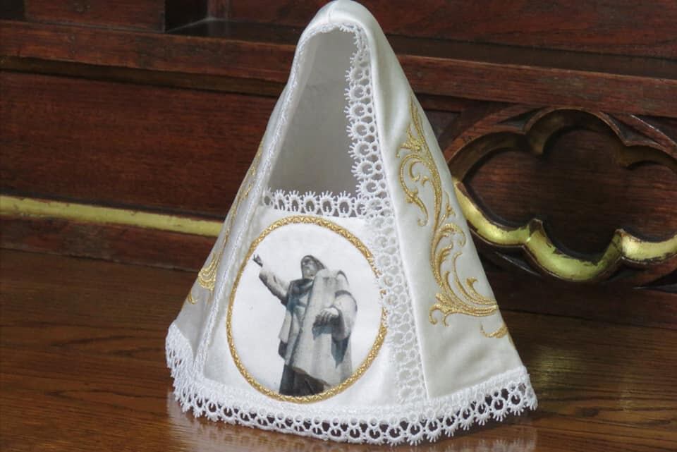 Cinco fueron los vestiditos finalistas que eligió la diócesis de Pérez Zeledón para que uno de esos vista a La negrita el 2 de agosto del 2022