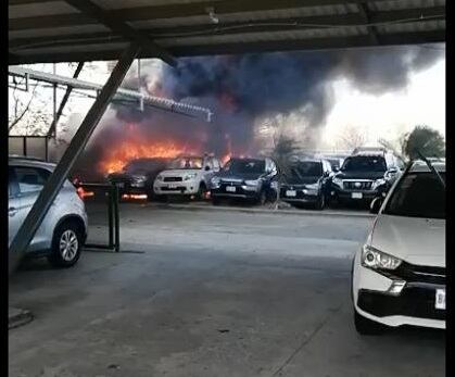 Incendio destruye 31 carros de rent a car en Liberia. Foto Bomberos.