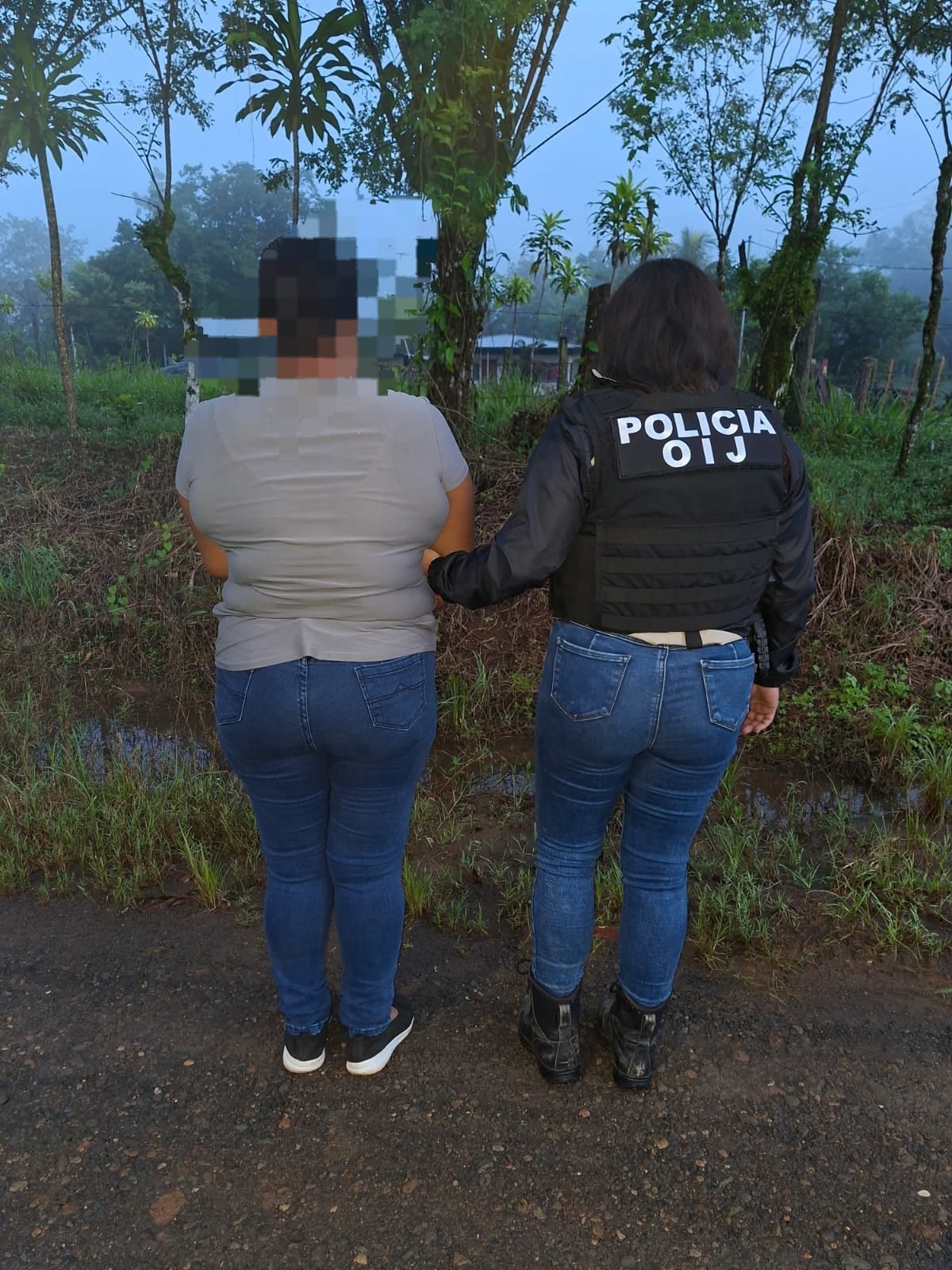 Tres mujeres y dos hombres
