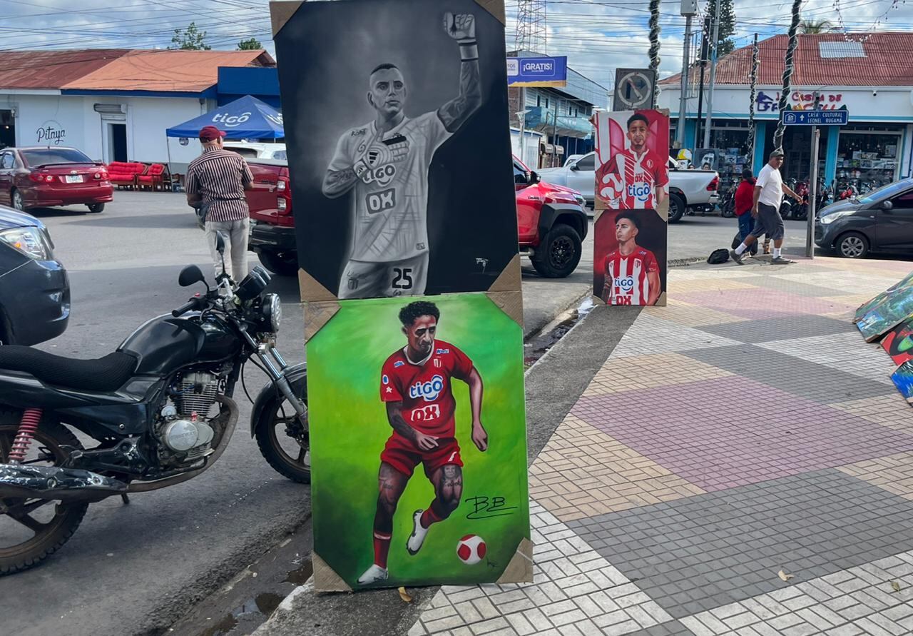 Cuadros con la imagen de jugadores como Jason Vega y Byron Bonilla se venden en las esquinas de Estelí. Foto: Cortesía